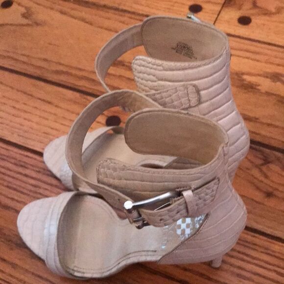 VINCE CAMUTO SPIKE EXOTIC ANKLE STRAP HEELS BEIGE SIZE 9.5 STRAPPY SEXY SHOES - Picture 4 of 9
